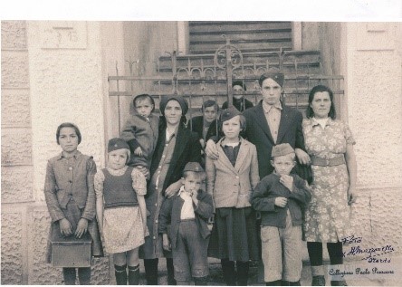 ebrei su scala La Marmora 1945.jpg