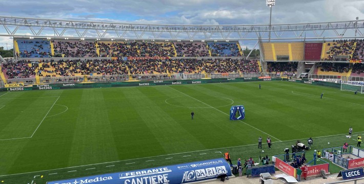 Il Lecce è tutto cuore e carattere, ma passa il Bologna con l'eurogol di Orsini e la rete del giovane Enem